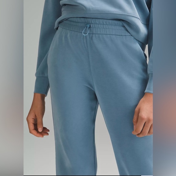 Lululemon Softstreme High-Rise Straight-Leg
Cropped Pant Size 4 - Picture 4 of 13